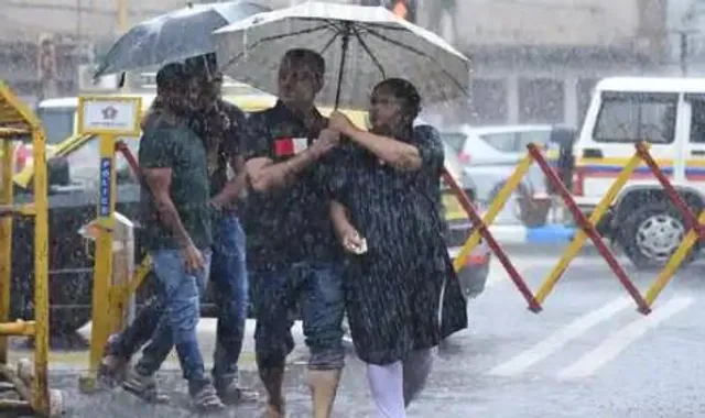 ভোর থেকে দফায় দফায় বৃষ্টি, আজ সারাদিন কেমন থাকবে কলকাতার আবহাওয়া?