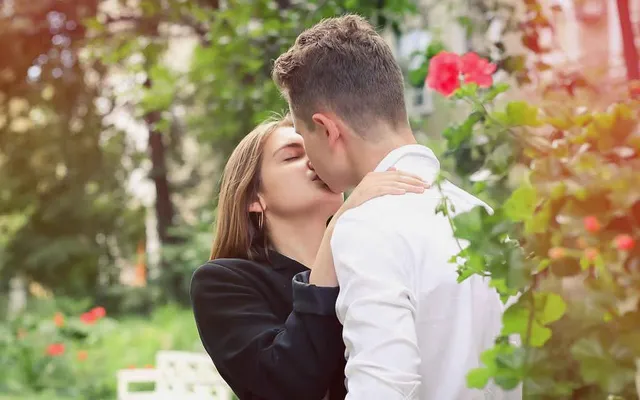 লিপ কিসের আগে করুন এই কিস