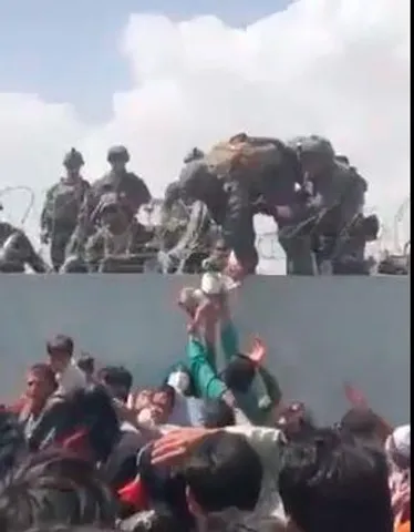 দুধের শিশুকে মার্কিন সৈনিকের হাতে তুলে দিলেন মা