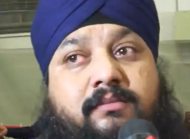 কাবুল থেকে ফিরেই ভেঙ্গে পড়লেন আফগান সাংসদ