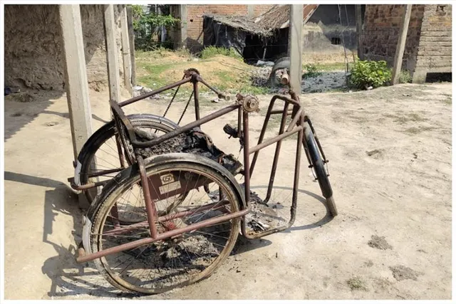 আগুনে পুড়ল সাইকেল, ঝলসে গেল পা