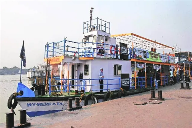 ভেসেল দুর্ঘটনা : ১৪ ঘণ্টা পরেও নিখোঁজ দুই শিশু কন্যার