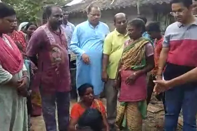 বজ্রাঘাতে মৃত্যু হওয়া মহিলার পরিবারের সঙ্গে দেখা করলেন হুমায়ুন কবীর