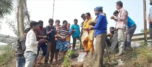 পুরোহিত ও নাপিত ডেকে মৃত হনুমানের শেষকৃত্য!
