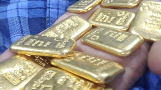 লোকাল ট্রেন থেকে উদ্ধার সোনার বিস্কুট!