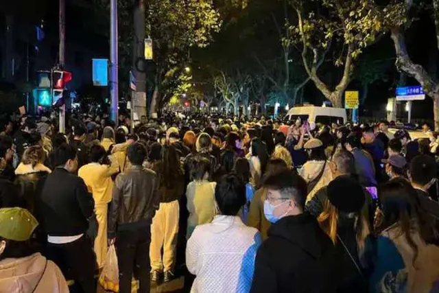 চীনের শূন্য কোভিড নীতি: বিক্ষোভকারীদের 'স্টেপ ডাউন সিসিপি' স্লোগান