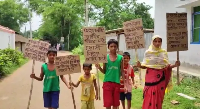 স্বামীকে ফিরে পেতে চার পুত্র সন্তানকে সঙ্গে নিয়ে প্ল্যাকার্ড হাতে ধর্নায় মহিলা