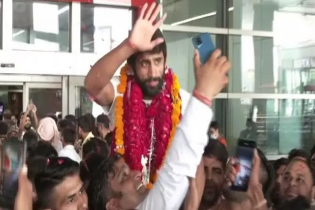 দেশ নায়কদের ঘিরে উচ্ছ্বসিত ভারত