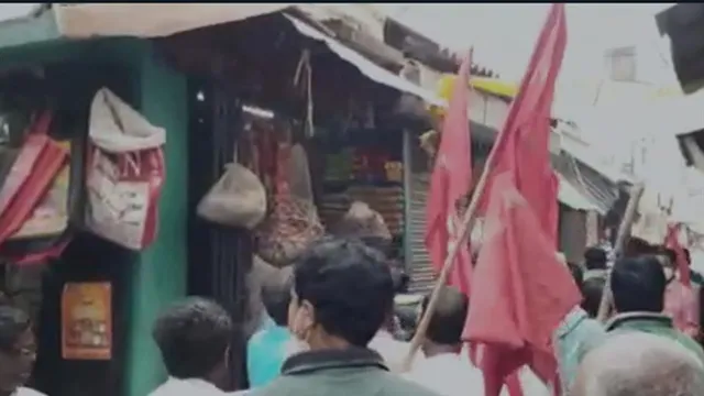 জোর করে দোকান বন্ধের চেষ্টা বনধ সমর্থকদের