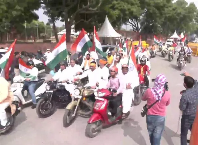 সাংসদদের তেরঙ্গা বাইক মিছিলের সূচনায় পতাকা ওড়ালেন প্রহ্লাদ যোশী, পীযূষ গয়াল ও এম বেঙ্কাইয়া নায়ডু