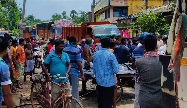 বিদ্যুৎ না থাকায় সড়ক অবরোধ