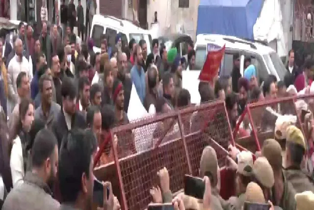 আদানি বিতর্কে উত্তাল জম্মু