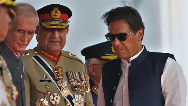 ইস্তফা দেব না, কড়া হুঁশিয়ারি ইমরানের