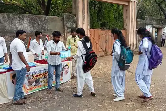 পরীক্ষার্থীদের সাহায্যে তৃণমূল ছাত্র পরিষদ