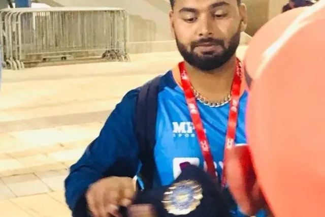 এক সমর্থককে বিশেষ উপহার দিলেন পন্থ