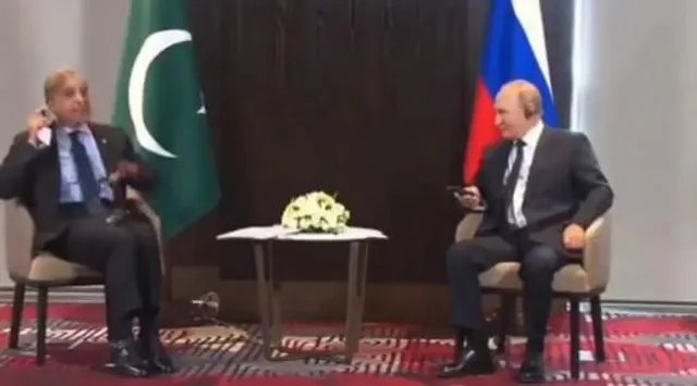 ইয়ারফোন সেট করতেই গলদঘর্ম পাক প্রধানমন্ত্রী শেহবাজ শরিফ, দেখুন ভিডিও