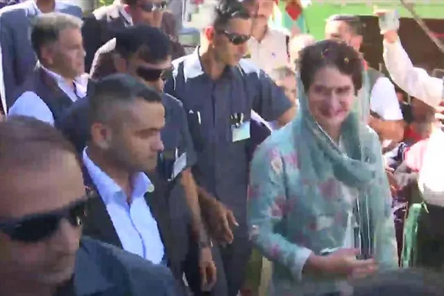 ভোট প্রচার শুরুর আগে মা শুলিনী মন্দিরে প্রিয়াঙ্কা