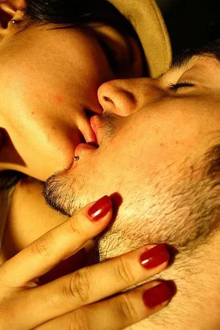 চোখের মাধ্যমে তাঁকে বুঝিয়ে দিন আপনি কী চান