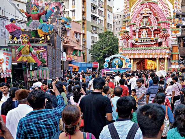 কেন্দ্রের নয়া নির্দেশিকায় কমছে ঠাকুর দেখার সম্ভবনা