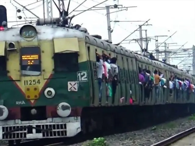 কয়েক ঘণ্টা ধরে বন্ধ শিয়ালদহ-বজবজ শাখার ট্রেন চলাচল