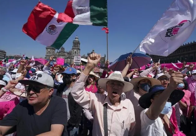 মেক্সিকোর নির্বাচনী সংস্কারের প্রতিবাদে হাজার হাজার মানুষের বিক্ষোভ