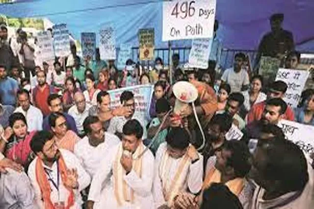 চাকরি প্রার্থীদের সঙ্গে ধর্না মঞ্চে গিয়ে বিক্ষোভে সামিল হলেন সুকান্ত মজুমদার