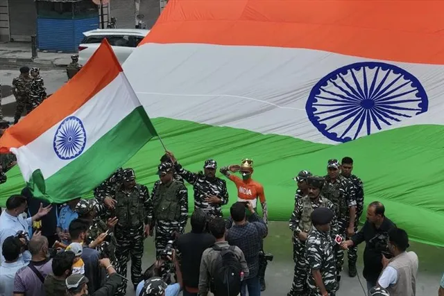 লাল চকে ৭৫০ বর্গফুটের জাতীয় পতাকা