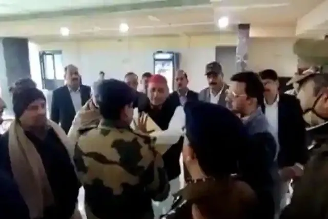 'যদি বিষ মিশিয়ে দেন?' পুলিশের উদ্দেশে করা অখিলেশ যাদবের মন্তব্যকে ঘিরে শোরগোল