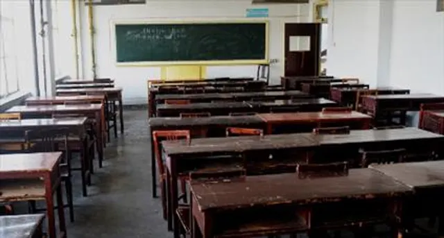 দিল্লির স্কুলে দুই মেয়ের পোশাক খুলে প্রস্রাব করলেন এক ব্যক্তি