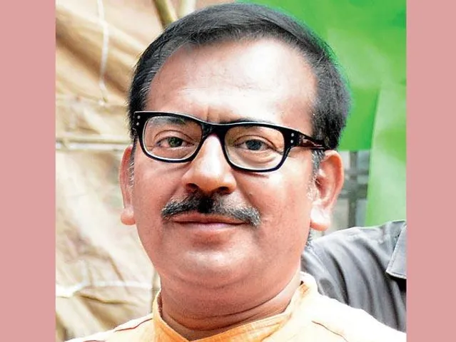 প্রতিমা বিসর্জনের সময় ঢাক বাজালেন অরূপ বিশ্বাস