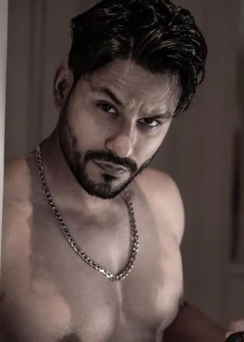 পরিচালক হিসেবে আত্মপ্রকাশ করতে চলেছেন কুনাল খেমু