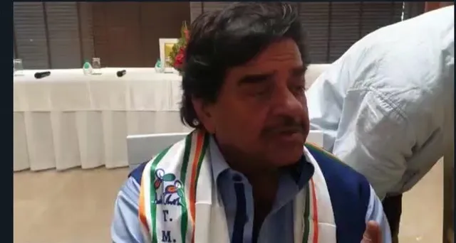 আলাপচারিতায় ব্যস্ত শত্রুঘ্ন