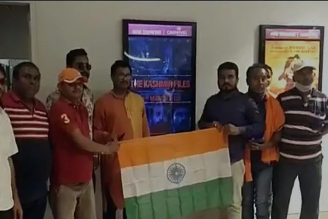 সিনেমা দেখতে গোটা হল বুক বিজেপির