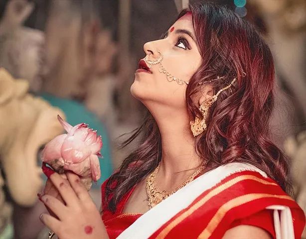 দুর্গাপুজোয় শাড়িতে সেজে উঠুন