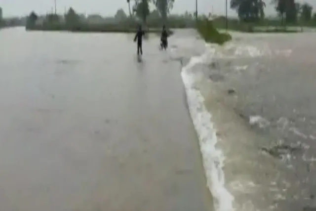 ভারী বৃষ্টিতে ভাসল একাধিক অঞ্চল