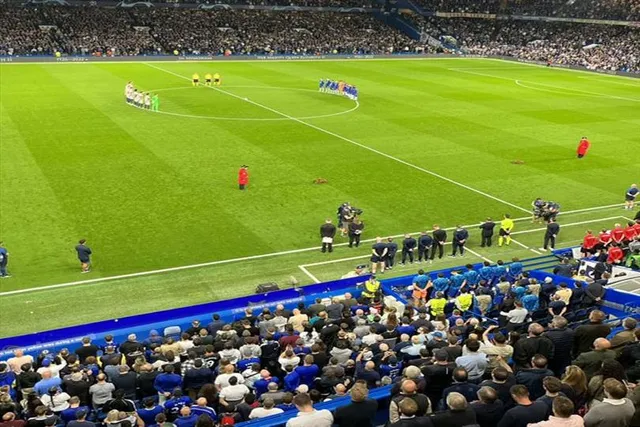 উয়েফাকে অমান্য করেই রানীর প্রতি শ্রদ্ধা নিবেদন