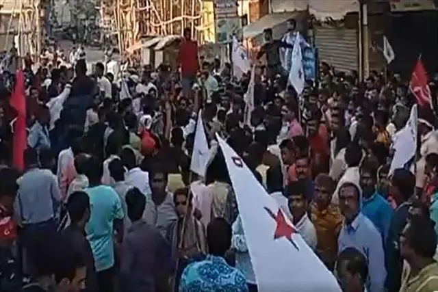 SFI-DYFI 'র ডাকা থানা ঘেরাও অভিযান ঘিরে ধুন্ধুমার লালগোলায়