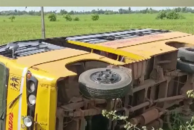 পড়ুয়া বোঝাই বাস উল্টে বিপত্তি