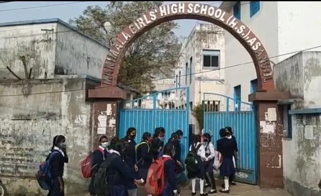 স্কুল খোলাতে আনন্দিত শিক্ষার্থীরা