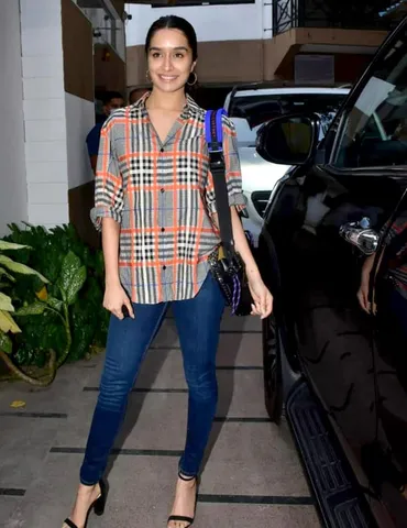 পশুদের আশ্রয়ে অর্থ দান করলেন শ্রদ্ধা কপূর