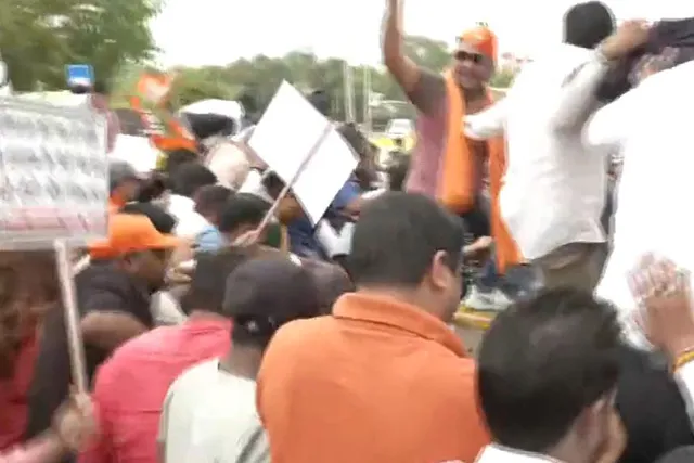 নতুন আবগারি নীতির বিরুদ্ধে বিজেপির বিক্ষোভ