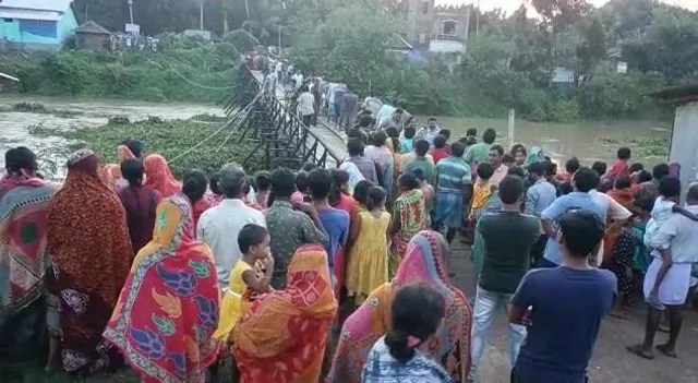 কাঠের সেতু বাঁচাতে মরিয়া গ্রামবাসীরা