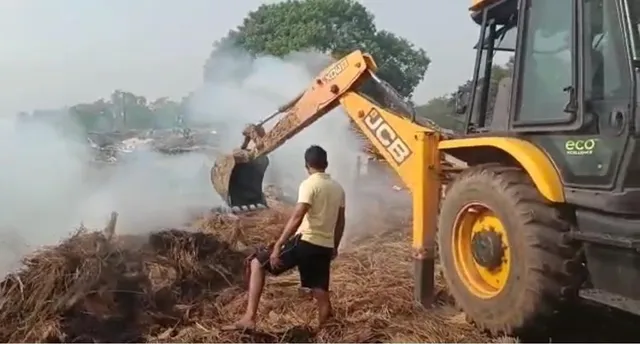 লাউদোহার মাধাইপুরে খড়ের পালুইয়ে আগুন , দমকলের চেষ্টায় আগুন নিয়ন্ত্রণে