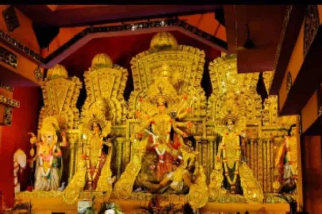 কালনা পুরাতন বাস স্ট্যান্ড বারোয়ারি সমিতির পুজোয় চলছে অষ্টমী পুজোর আয়োজন