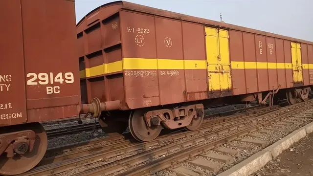 কর্মরত রেলকর্মীর তৎপরতায় প্রাণ বাঁচল বৃদ্ধের