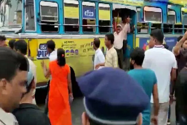বিজেপি কর্মী বোঝাই বাস আটকে দিল পুলিশ