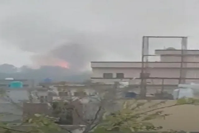 পরপর বিস্ফোরণে কাঁপল পাকিস্তানের সামরিক ঘাঁটি