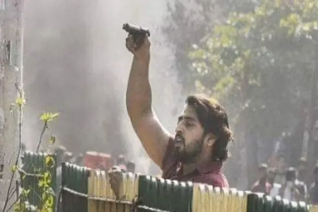 দিল্লীতে গাড়িতে গুলি চালানোর অভিযোগে গ্রেফতার