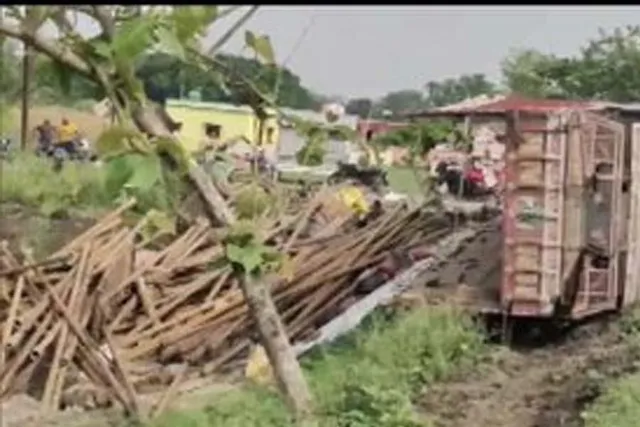 ট্রাক উল্টে মৃত একাধিক