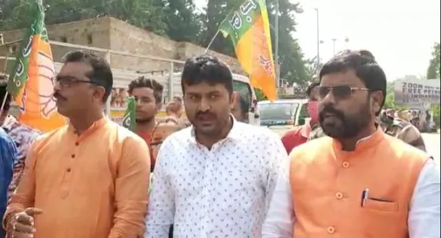 পেট্রল,ডিজেলের দাম অন্য রাজ্যে কমলেও কেন বাংলায় কমছে না, বিক্ষোভ দুর্গাপুরে